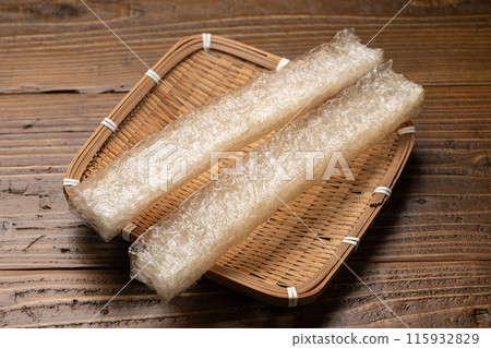 木桌上竹漏勺上的天然方形瓊脂 115932829