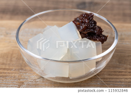 瓊脂和紅豆沙放入玻璃碗中 115932846