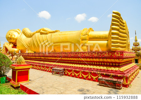 寮國首都萬象的塔考寺 (Wat That Khao) 風景優美,以巨型臥佛像而聞名 寮國首都萬象的塔考寺 (Wat That Khao) 風景優美,以巨型臥佛像而聞名 115932888