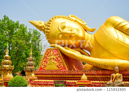 寮國首都萬象的塔考寺 (Wat That Khao) 風景優美,以巨型臥佛像而聞名 寮國首都萬象的塔考寺 (Wat That Khao) 風景優美,以巨型臥佛像而聞名 115932895