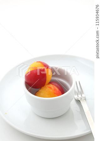 Oishi 李子椰子配白色圓盤和叉子 Oishi 李子椰子配白色圓盤和叉子 115934676