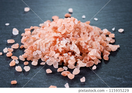 粉紅色鹽和黑色背景 115935229