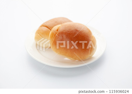 麵包滾動的黃油卷白色背景 115936024