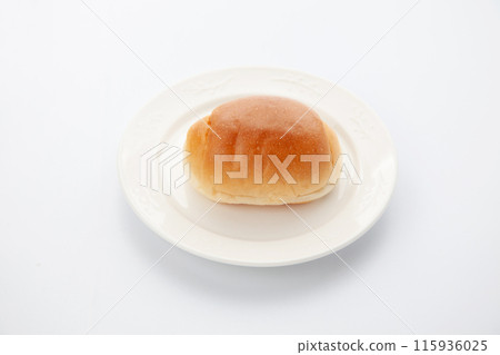 麵包滾動的黃油卷白色背景 麵包滾動的黃油卷白色背景 115936025