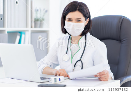 Doctor in medical face mask at work 115937182