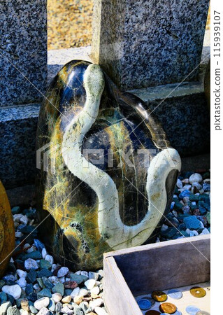 If you set this as your wallpaper, your luck with money will improve! Serpentine stone (snake stone) from Kinhebisui Shrine in Iwanuma, Miyagi Prefecture 115939107