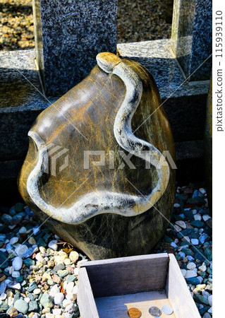 If you set this as your wallpaper, your luck with money will improve! Serpentine stone (snake stone) from Kinhebisui Shrine in Iwanuma, Miyagi Prefecture 115939110