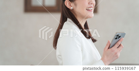 一個在辦公室使用智能手機的商人 一個在辦公室使用智能手機的商人 115939167