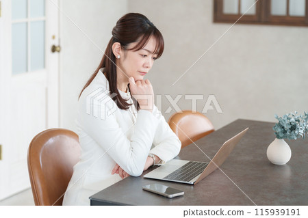 思考商人在辦公室使用電腦 115939191
