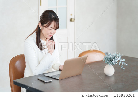 思考商人在辦公室使用電腦 115939261