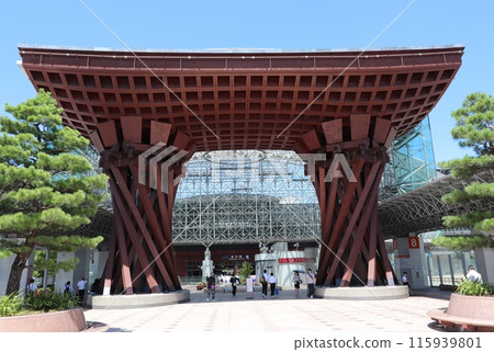 Front view of the Tsuzumimon Gate at Kanazawa Station 115939801