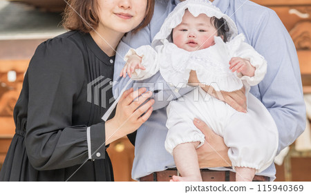 [Parents and baby visiting the shrine] 115940369