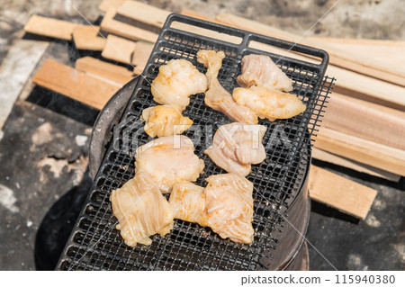 [Solo camping at the auto campground Grilling white offal on a net]　 115940380