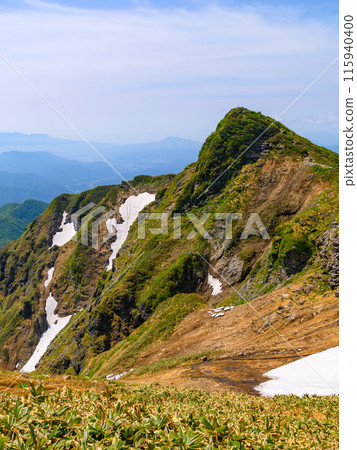 (Gunma Prefecture) The summit of Mt. Tanigawa and Tomano-mimi in early summer 115940400