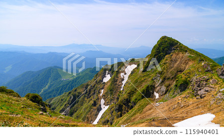 (Gunma Prefecture) The summit of Mt. Tanigawa and Tomano-mimi in early summer 115940401