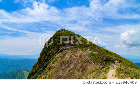 (Gunma Prefecture) The summit of Mt. Tanigawa and Tomano-mimi in early summer (Gunma Prefecture) The summit of Mt. Tanigawa and Tomano-mimi in early summer 115940409