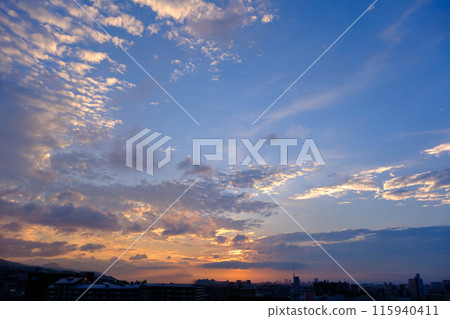 Dawn in the city. The eastern sky brightens and the sun before the clouds rise shows a beautiful gradation. Kobe city 115940411