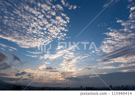 Dawn in the city. The eastern sky brightens and the sun before the clouds rise shows a beautiful gradation. Kobe city 115940414