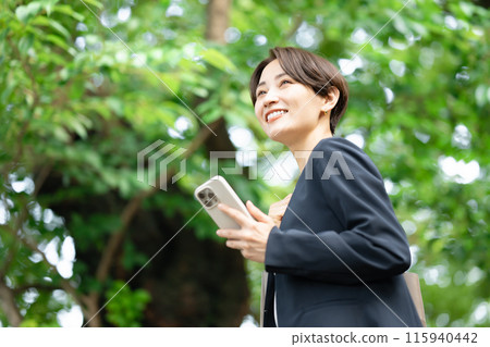 Business woman with smartphone 115940442