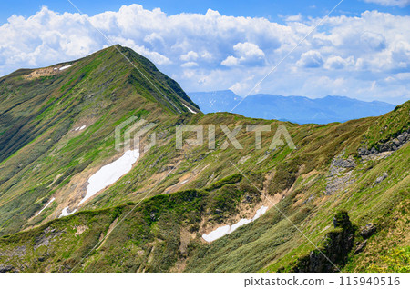 從谷川岳天神嶺看到的小值笠笠與群馬縣國境嶺步道 115940516