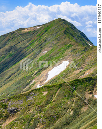 從谷川岳天神嶺看到的小值笠笠與群馬縣國境嶺步道 115940517