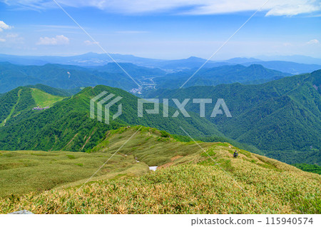 (Gunma Prefecture) The hiking trail and blue sky on the Tenjin Ridge of Mt. Tanigawa 115940574