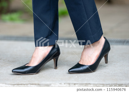 Businesswoman, suit, pumps 115940676