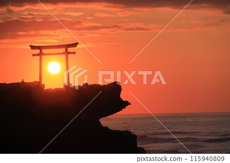 Sunrise over the torii gate at Shimoda Shirahama Beach in Izu 115940809