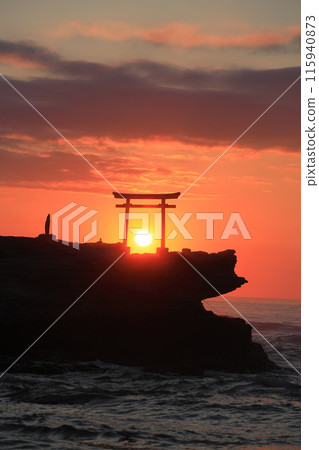 Sunrise over the torii gate at Shimoda Shirahama Beach in Izu Sunrise over the torii gate at Shimoda Shirahama Beach in Izu 115940873