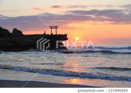 Sunrise over the torii gate at Shimoda Shirahama Beach in Izu 115940895