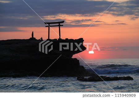 Sunrise over the torii gate at Shimoda Shirahama Beach in Izu 115940909