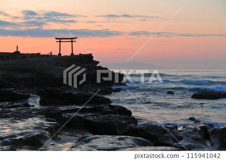[靜岡縣]白濱神社/大名神岩紅色鳥居黎明 115941042