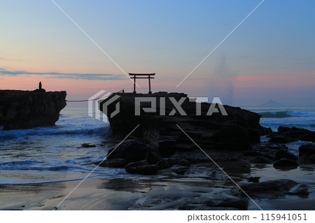 [Shizuoka Prefecture] Shirahama Shrine, Daimyojin Rock's Red Torii Gate at Dawn 115941051