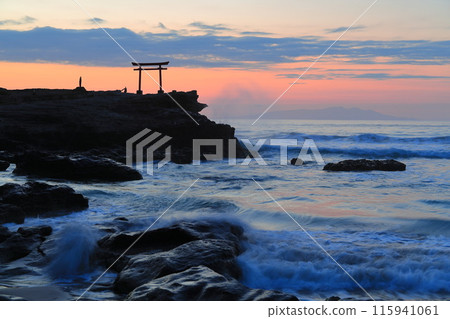 [Shizuoka Prefecture] Shirahama Shrine, Daimyojin Rock's Red Torii Gate at Dawn 115941061