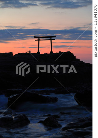 [Shizuoka Prefecture] Shirahama Shrine, Daimyojin Rock's Red Torii Gate at Dawn 115941070