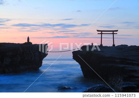 [靜岡縣]白濱神社/大名神岩紅色鳥居黎明 115941073