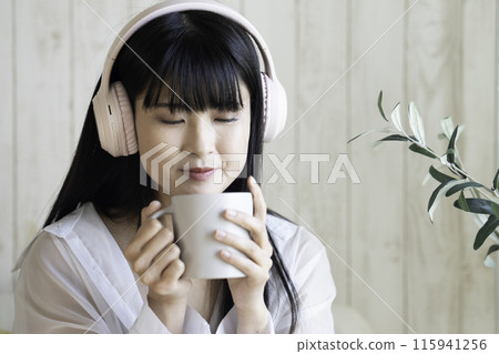 聽到與耳機的音樂的一個少婦 115941256