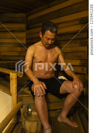 一名 50 多歲的男子正在享受桑拿 115941288