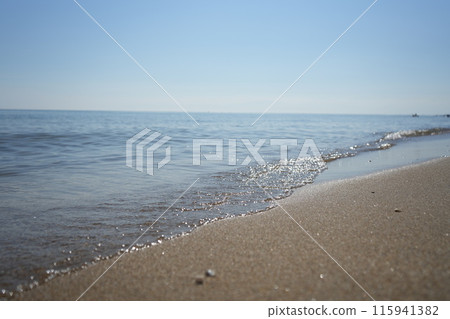 Waves to beat on the sandy beach 115941382