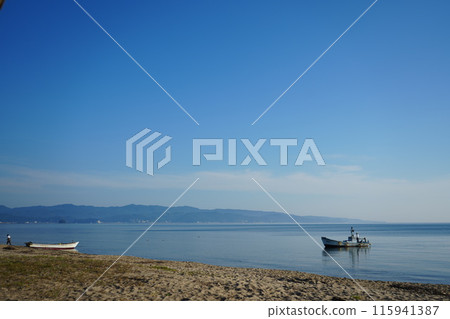 陽光與閃耀的大海日本海的夏日大海2 115941387