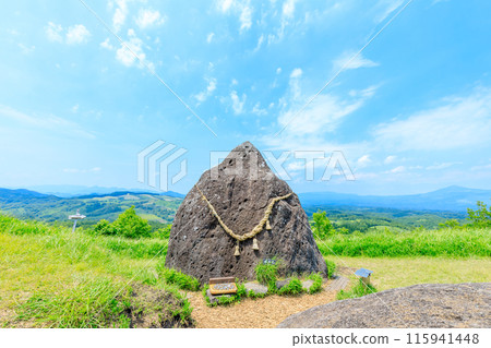 Oshidoishi Hill in early summer, Minamioguni Town, Kumamoto Prefecture Oshidoishi Hill in early summer, Minamioguni Town, Kumamoto Prefecture 115941448