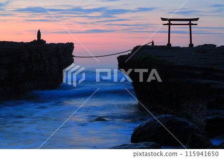 [靜岡縣]白濱神社/大名神岩紅色鳥居黎明 115941650