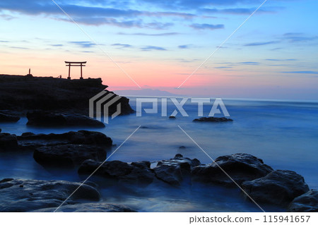 [Shizuoka Prefecture] Shirahama Shrine, Daimyojin Rock's Red Torii Gate at Dawn 115941657