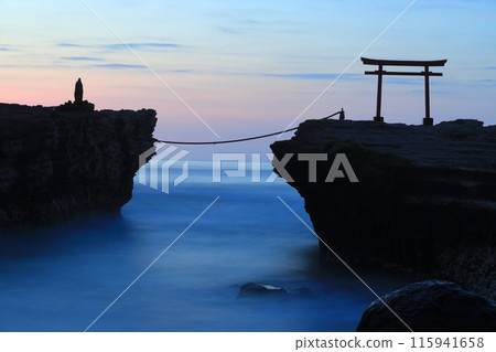 [Shizuoka Prefecture] Shirahama Shrine, Daimyojin Rock's Red Torii Gate at Dawn 115941658