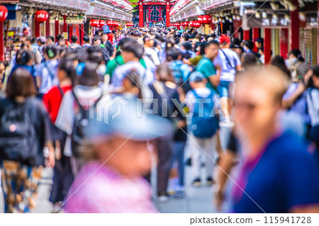 日本淺草寺的東京城市景觀早上擠滿了團體遊客、兒童和外國遊客 = 5 月 30 日 日本淺草寺的東京城市景觀早上擠滿了團體遊客、兒童和外國遊客 = 5 月 30 日 115941728