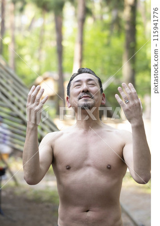 一名 50 多歲的男子正在享受桑拿 115941776