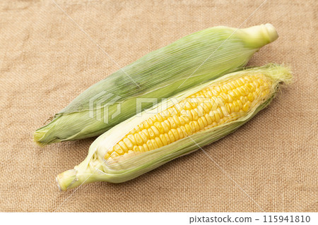 Fresh corn on linen 115941810