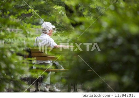 一位孤獨老人獨自坐在公園長椅上的照片 一位孤獨老人獨自坐在公園長椅上的照片 115942013