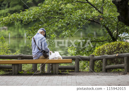 一位孤獨老人獨自坐在公園長椅上的照片 一位孤獨老人獨自坐在公園長椅上的照片 115942015