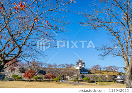 Shirakawa-Komine Castle three-story turret as seen from the Ninomaru area of Shiroyama Park Shirakawa-Komine Castle ruins Shirakawa-Komine Castle three-story turret as seen from the Ninomaru area of Shiroyama Park Shirakawa-Komine Castle ruins 115942023